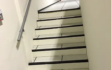 Access steps for a raised floor platform